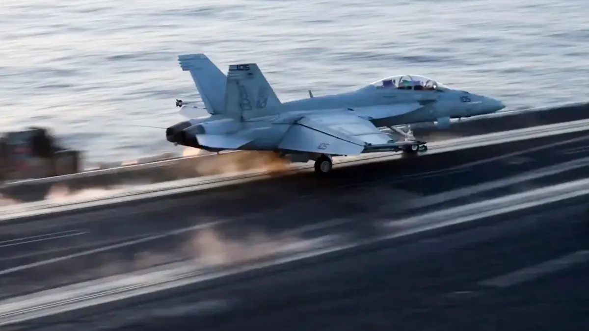 Nahostkonflikt - Flugzeugträger nahe Jemen: 15.03.2025, USA, ---: Dieses Bild aus einem von der US-Marine zur Verfügung gestellten Video zeigt ein Flugzeug, das von einem Flugzeugträger an einem ungenannten Ort vor Luftangriffen auf Sanaa, Jemen, startet. Foto: -/U.S. Navy via AP/dpa - ACHTUNG: Nur zur redaktionellen Verwendung und nur mit vollständiger Nennung des vorstehenden Credits +++ dpa-Bildfunk +++