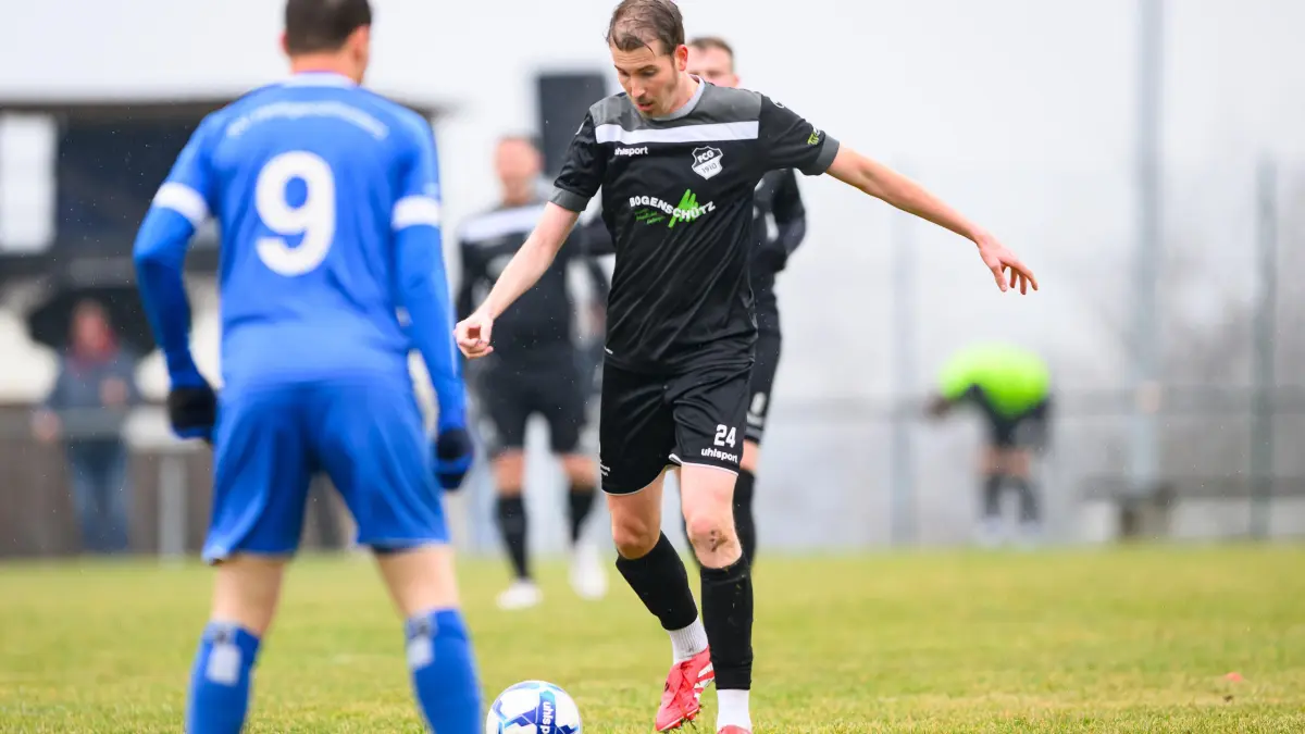 FC Grosselfingen vs. SV Heiligenzimmern, Fussball, Bezirksliga, Staffel 1, Wuerttemberg, 17. Spieltag, Spielzeit 2024/2025, 16.03.2025: Fabio Pflumm (FC Grosselfingen, #24), geht auf das Tor zu,
FC Grosselfingen vs. SV Heiligenzimmern, Fussball, Bezirksliga, Staffel 1, Wuerttemberg, 17. Spieltag, Spielzeit 2024/2025, 16.03.2025
Eibner-Pressefoto/Andreas Ulmer