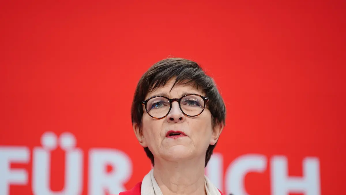 24.02.2025, Berlin: Saskia Esken, Parteivorsitzende der SPD, spricht auf der Pressekonferenz der SPD. Am Vortag fand die vorgezogene Wahl zum 21. Deutschen Bundestag statt. Foto: Kay Nietfeld/dpa +++ dpa-Bildfunk +++