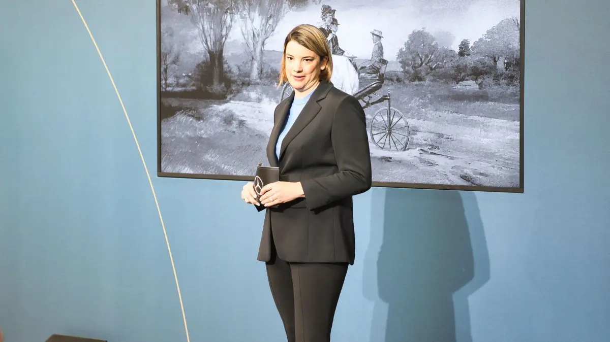 Präsentation der „Digitalen Fabrik“ von Mercedes: ACHTUNG: SPERRFRIST 18. MÄRZ 16:01 UHR. - 18.03.2025, Berlin: CIO Katrin Lehmann spricht bei der Präsentation der "Digitalen Fabrik" von Mercedes Benz. Der Autobauer Mercedes-Benz treibt die Neuausrichtung seines Werks im Berlin-Marienfelde hin zu alternativen Antrieben und digitalen Technologien voran. Unter anderem wird dort nun der humanoide Roboter Apollo trainiert, um eines Tages in der Produktion zu helfen. Foto: Paul Zinken/dpa +++ dpa-Bildfunk +++