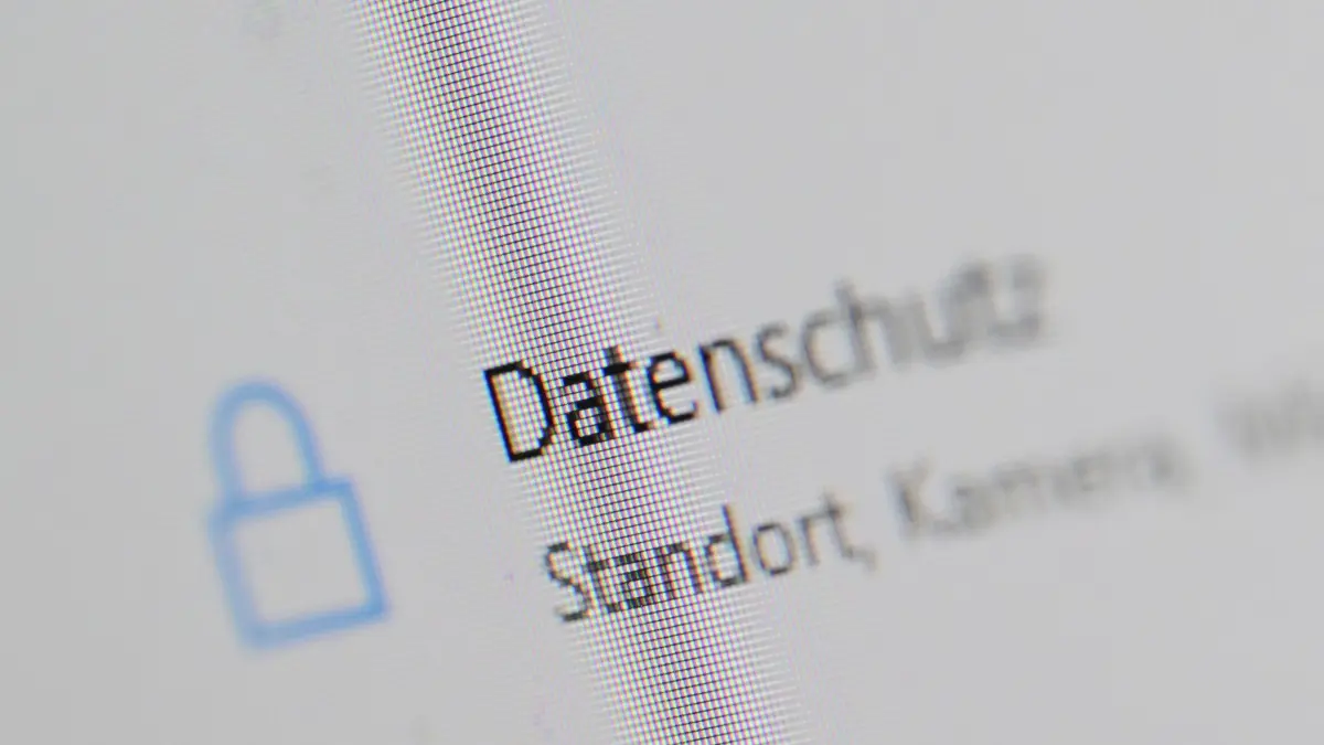 Versicherer sollen Kundendaten ausgetauscht haben: ARCHIV - 09.02.2023, Baden-Württemberg, Stuttgart: ILLUSTRATION - Ein Hinweis "Datenschutz" ist auf einem Computerbildschirm dargestellt. (zu dpa: «Höchststand bei Meldungen zu Datenpannen») Foto: Bernd Weißbrod/dpa +++ dpa-Bildfunk +++
