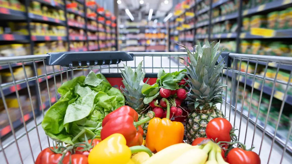 ARCHIV - 17.01.2023, Sachsen, Dresden: Ein Einkaufskorb mit Obst und Gemüse steht in einem Supermarkt. (zu dpa: «Teuerung in Sachsen legt erstmals seit Monaten zu») Foto: Sebastian Kahnert/dpa +++ dpa-Bildfunk +++