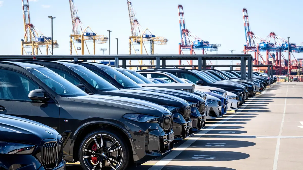 01.04.2025, Bremen, Bremerhaven: Autos werden im Hafen am BLG Autoterminal Bremerhaven auf Schiffe verladen. Die Einführung neuer Zölle durch US-Präsident Trump verteuert die Autos europäischer Hersteller in den USA. Experten warnen vor erheblichen Auswirkungen, vor allem für die deutschen Hersteller. Foto: Sina Schuldt/dpa +++ dpa-Bildfunk +++