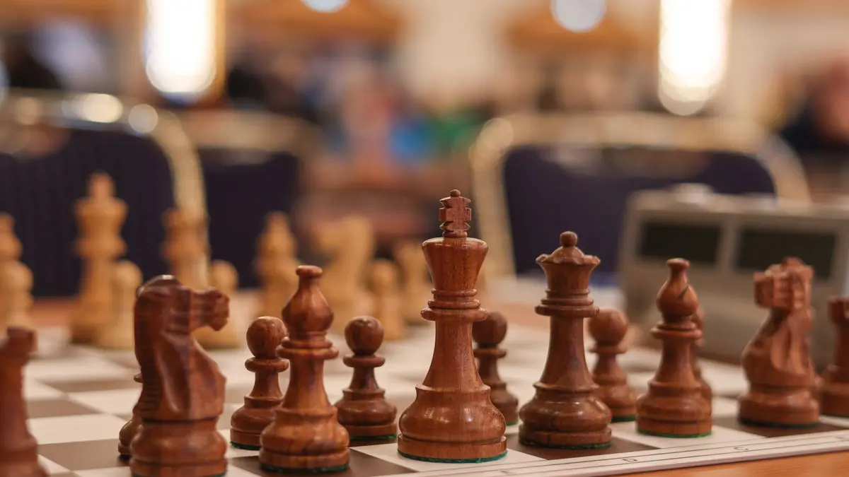 Deutsche Schach-Amateurmeisterschaft: 04.04.2025, Sachsen-Anhalt, Magdeburg: Schachfiguren stehen im Saal des Maritim Hotels Magdeburg. Über 700 Schachspielerinnen und Schachspieler nehmen derzeit an der Deutschen Schach-Amateurmeisterschaft 2024/2025 in der Landeshauptstadt teil. Bis Sonntag (06.04.2025) wird in fünf Runden der beste Schachspieler oder die beste Schachspielerin ermittelt. Foto: Peter Gercke/dpa-Zentralbild/dpa +++ dpa-Bildfunk +++
