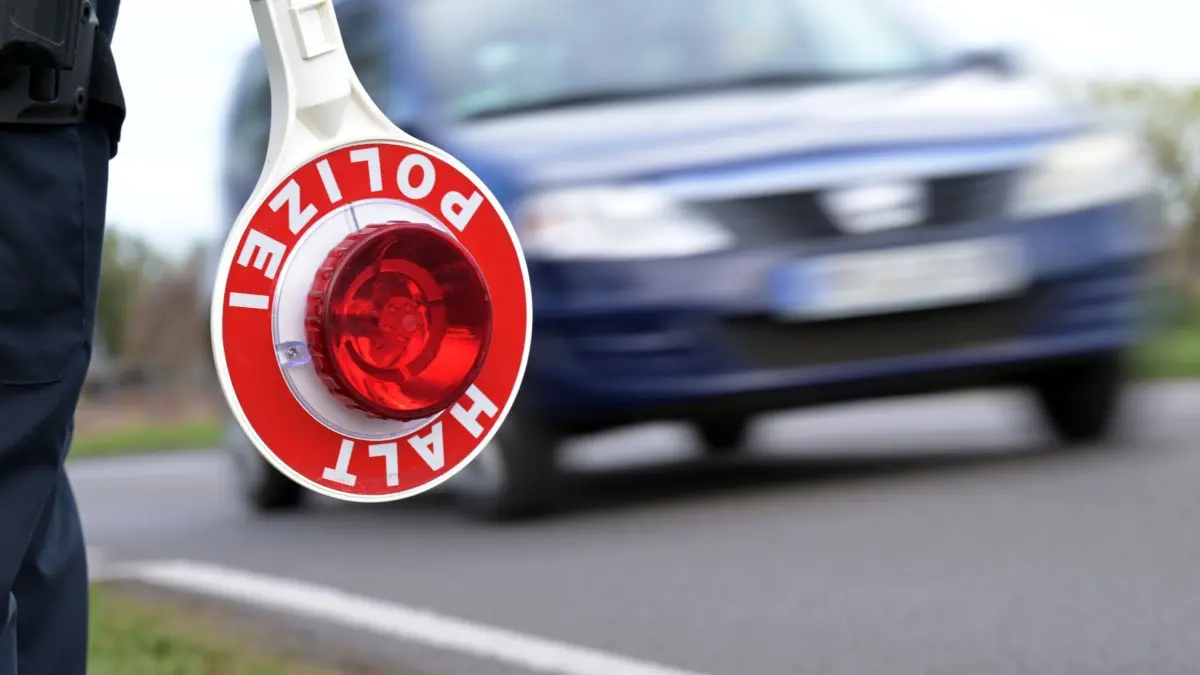 Geschwindigkeitskontrollen zum Start des Blitzermarathons: 05.04.2025, Brandenburg, Fehrbellin: Ein Polizist hält eine Polizeikelle im Rahmen einer Geschwindigkeitsmessung im Ortsteil Linum in der Hand. Im Rahmen der europaweiten Verkehrssicherheitsaktion «Geschwindigkeit und Aggressionsdelikte» steht die Hauptunfallursache Geschwindigkeit in den kommenden Tagen im Fokus der polizeilichen Verkehrsüberwachungsmaßnahmen. Foto: Michael Bahlo/dpa +++ dpa-Bildfunk +++