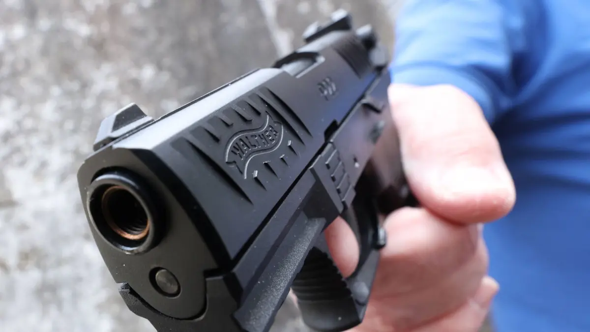 Symbolbild Thema Schreckschusspistole, Hand mit Schreckschusspistole, Walther P22Q Symbolbild zum Thema Gewalt am 05.05.2023 in Siegen/Deutschland. *** Symbol image theme alarm pistol, hand with alarm pistol, Walther P22Q symbol image on the theme of violence on 05 05 2023 in Siegen Germany