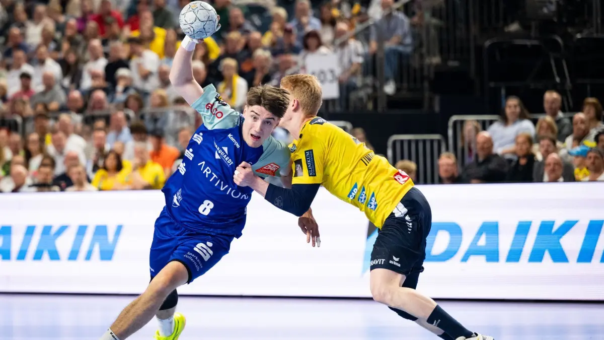 Rhein-Neckar Löwen - HBW Balingen-Weilstetten: 13.04.2025, Nordrhein-Westfalen, Köln: Handball: DHB-Pokal, Rhein-Neckar Löwen - HBW Balingen-Weilstetten, Final Four, Spiel um Platz 3, Lanxess Arena. Magnus Grupe (l) von der HBW und Jon Lindencrone Andersen von den Rhein-Neckar Löwen kämpfen um den Ball. Foto: Marius Becker/dpa +++ dpa-Bildfunk +++