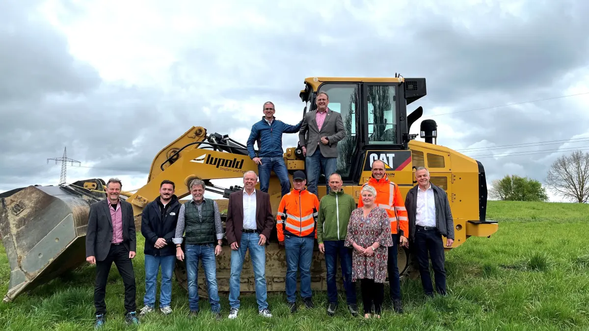 Symbolischer Spatenstich für den Kreisverkehr, der künftig die Gewerbegebiete "Kastell" und"InPark A81" miteinander verbinden soll, mit großem Gerät: Auf der Baggerkette haben sich die beiden Bürgermeister des interkommunalen Projekts Jens Keucher (Sulz, links) und Stefan Hammer (Vöhringen) fürs Foto postiert - die weiteren Akteure (unten von links): Uwe Schade (vom Projektsteuerer STEG), Niklas und Bernd Gäckle (Firma Lupold Straßen- und Tiefbau), Hans-Peter Fauser (Erster Beigeordneter der Stadt Sulz), Oliver Geiselmann (Straßenbauamt), Jochen Steinwand (Tiefbau, Stadt Sulz), Helena Hermann (Zweckverbandsrechnerin), Christian Müller (Bauleiter des planenden Büros Gauss Ingenieurtechnik.)