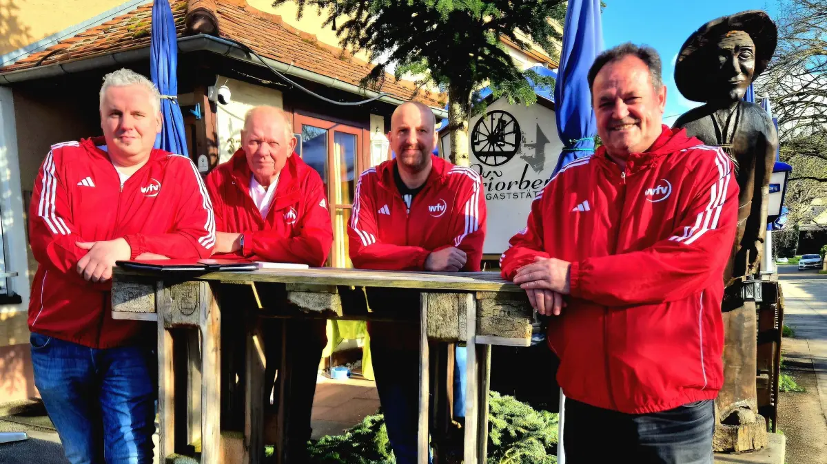 Stehen gemeinsam zusammen (von links): die vier Mitglieder des Fußball-Bezirksvorstandes Nordschwarzwald: Matthias Pakai (stellv. Bezirksvorsitzender), Robert Trautwein (Vorsitzender Bezirkssportgericht), Martin Stede (Bezirksspielleiter) und Wolfgang Ottmar (Bezirksvorsitzender).