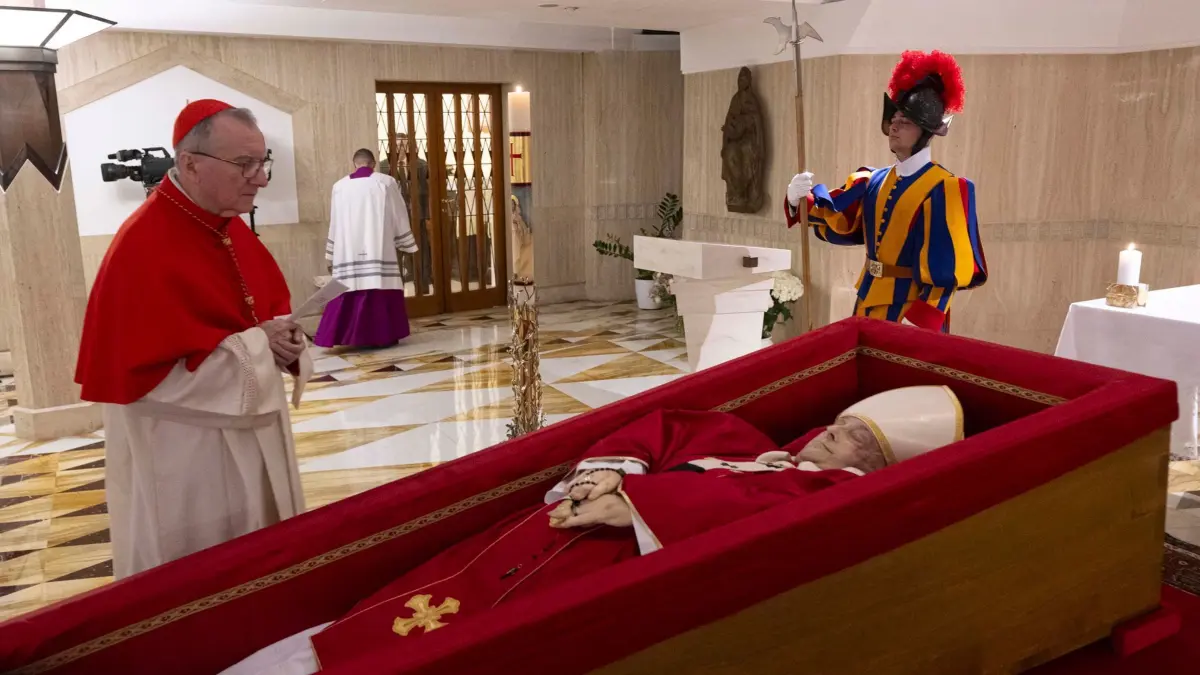 Papst Franziskus gestorben - Aufbahrung im Vatikan: 21.04.2025, Vatikan, Vatikanstadt: Kardinal Pietro Parolin, Vatikanischer Staatssekretär, betet vor dem Leichnam von Papst Franziskus, der in seiner Privatkapelle im Vatikan aufgebahrt ist. Foto: Vatican Media/Vatican Media/AP/dpa +++ dpa-Bildfunk +++