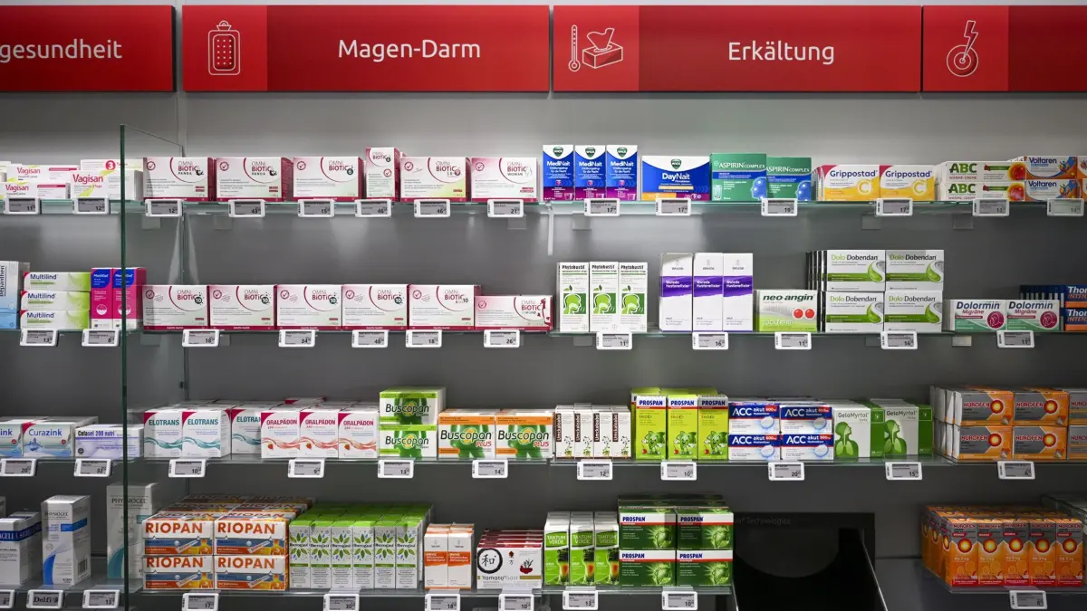 PRODUKTION - 08.10.2024, Berlin: In der Nordring Apotheke in Prenzlauer Berg werden unter anderem Medikamente gegen Magen-Darm-Beschwerden und Erkältung angeboten. Nach vorheriger Anmeldung ist hier auch das Impfen gegen Grippe möglich. (zu dpa: «Norovirus Grund für Magen-Darm-Beschwerden nach Imbissbesuch») Foto: Jens Kalaene/dpa +++ dpa-Bildfunk +++