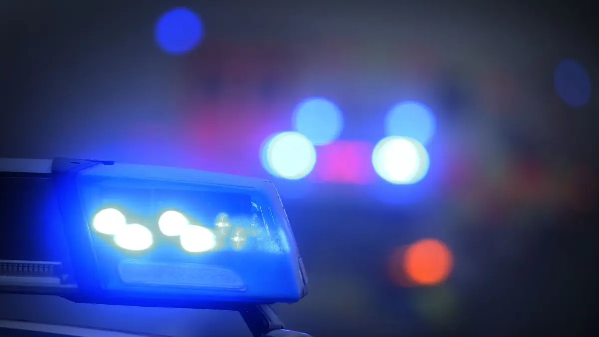 ARCHIV - 10.11.2019, Bayern, Marktbreit: Ein Polizeiauto mit eingeschaltetem Blaulicht steht an einer Unfallstelle. (zu dpa: «Durch Metalleimer aufgeflogen? Bewohner verjagen Einbrecher») Foto: Karl-Josef Hildenbrand/dpa +++ dpa-Bildfunk +++