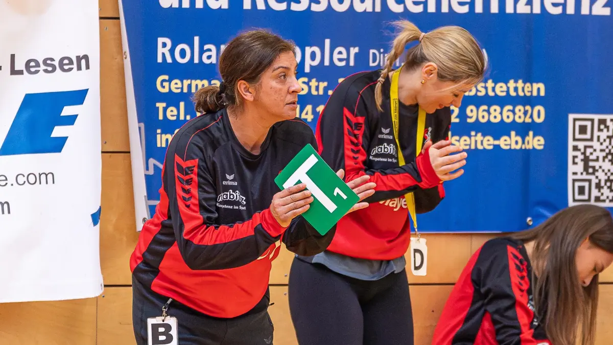 HSG Hossingen-Messstetten vs. HSG Albstadt, Handball, Landesliga Frauen, 18. Spieltag, Hallenrunde 2024/2025, 26.04.2025: Guelfidan Balci (HSG Albstadt, Trainer)
HSG Hossingen-Messstetten vs. HSG Albstadt, Handball, Landesliga Frauen, 18. Spieltag, Hallenrunde 2024/2025, 26.04.2025,
Foto: Eibner-Pressefoto/Michael Maehrle