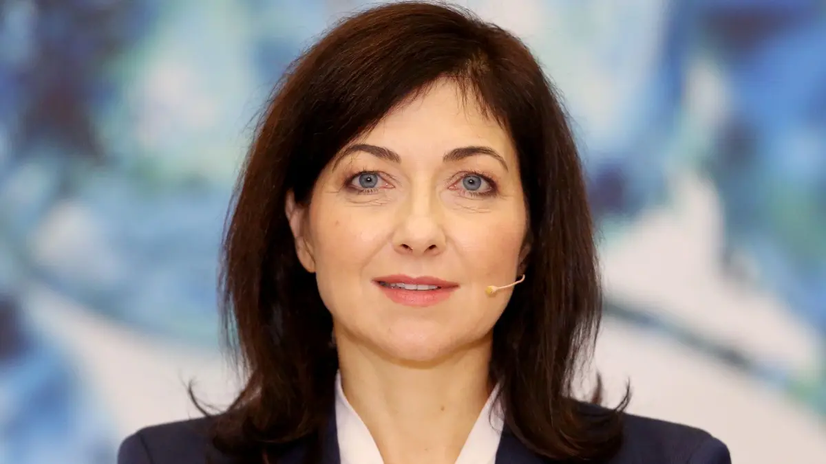 Vorstellung des Projekts „H2.Ruhr“: ARCHIV - 25.10.2021, Nordrhein-Westfalen, Essen: Katherina Reiche, Vorstandsvorsitzende der Eon-Tochter Westenergie, schaut während der Pressekonferenz zur Vorstellung des Projekts «H2.Ruhr» zum Fotografen. Zusammen mit Partnern will Eon eine Infrastruktur zur Versorgung von kommunalen, mittelständischen und Industrieunternehmen mit grünem Wasserstoff und grünem Ammoniak aufbauen (zu dpa: «CDU-Kabinettsliste: Erfahrung und eine Prise Überraschung») Foto: Roland Weihrauch/dpa +++ dpa-Bildfunk +++