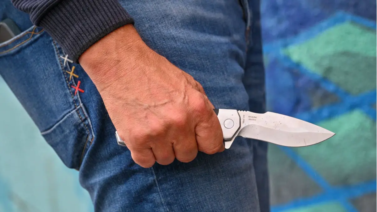 Messerangriff Mann mit einem Messer in der Hand. Messerangriffe nehmen in Deutschland laut einer Statistik zu. Symbolfoto. *** Knife attack Man with a knife in his hand According to statistics, knife attacks are on the rise in Germany Symbol photo