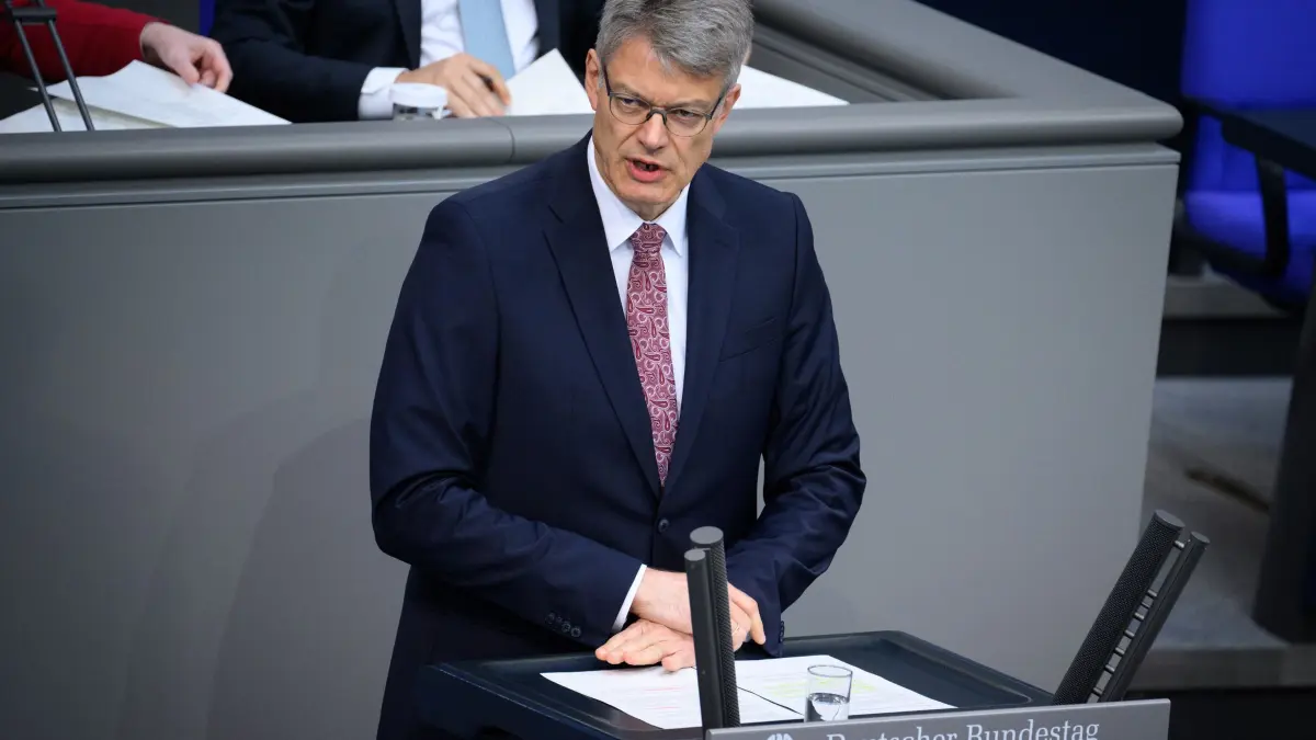 CDU der große Sieger - AfD in Pfalz stark: ARCHIV - 14.06.2024, Berlin: Patrick Schnieder (CDU) am Rednerpult des Deutschen Bundestags (zu dpa: «CDU-Kabinettsliste: Erfahrung und eine Prise Überraschung») Foto: Bernd von Jutrczenka/dpa +++ dpa-Bildfunk +++