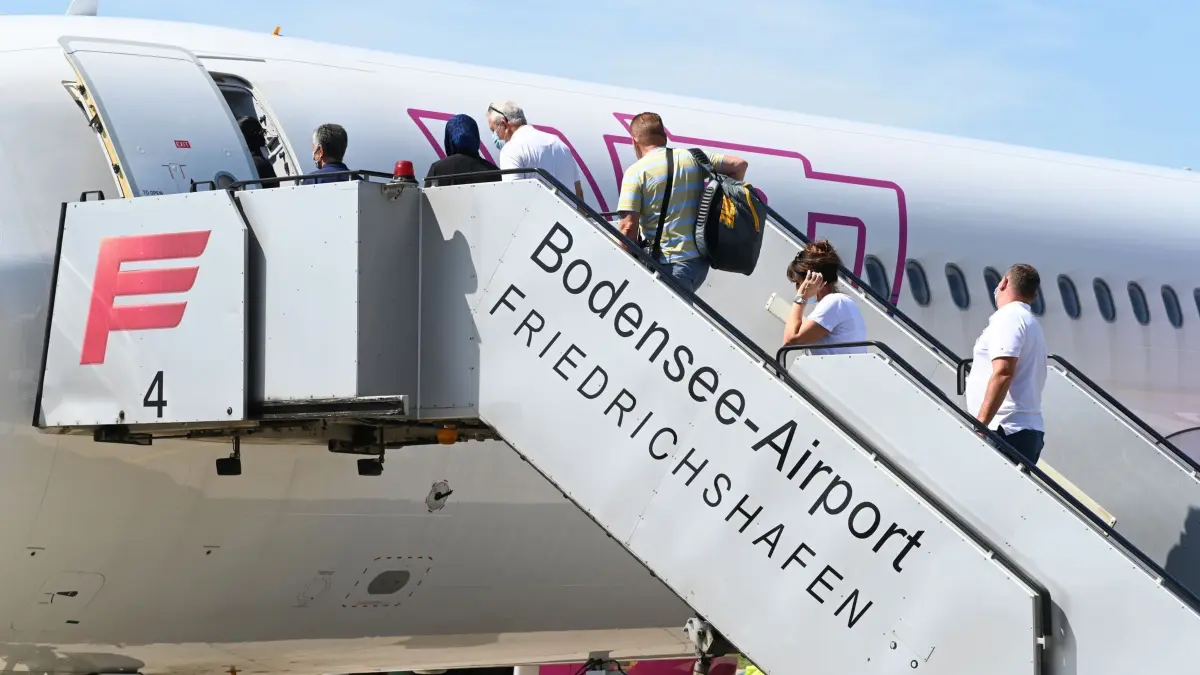Bodensee Airport: ARCHIV - 17.06.2021, Baden-Württemberg, Friedrichshafen: Passagiere steigen auf dem Bodensee Airport in den Flieger nach Skopje in Nordmazedonien. Der Flughafen soll Millionenhilfen bekommen. (zu dpa: «Friedrichshafen beschließt Finanzhilfen für Bodensee-Airport») Foto: Felix Kästle/dpa +++ dpa-Bildfunk +++
