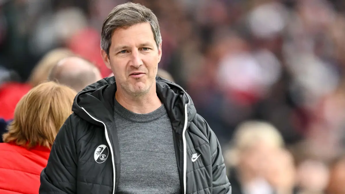 SC Freiburg - Bayer Leverkusen: 04.05.2025, Baden-Württemberg, Freiburg im Breisgau: Fußball: Bundesliga, SC Freiburg - Bayer Leverkusen, 32. Spieltag, Europa-Park Stadion. Freiburgs Vorstand Sport Jochen Saier steht vor dem Spiel im Stadion. Foto: Harry Langer/dpa - WICHTIGER HINWEIS: Gemäß den Vorgaben der DFL Deutsche Fußball Liga bzw. des DFB Deutscher Fußball-Bund ist es untersagt, in dem Stadion und/oder vom Spiel angefertigte Fotoaufnahmen in Form von Sequenzbildern und/oder videoähnlichen Fotostrecken zu verwerten bzw. verwerten zu lassen. +++ dpa-Bildfunk +++