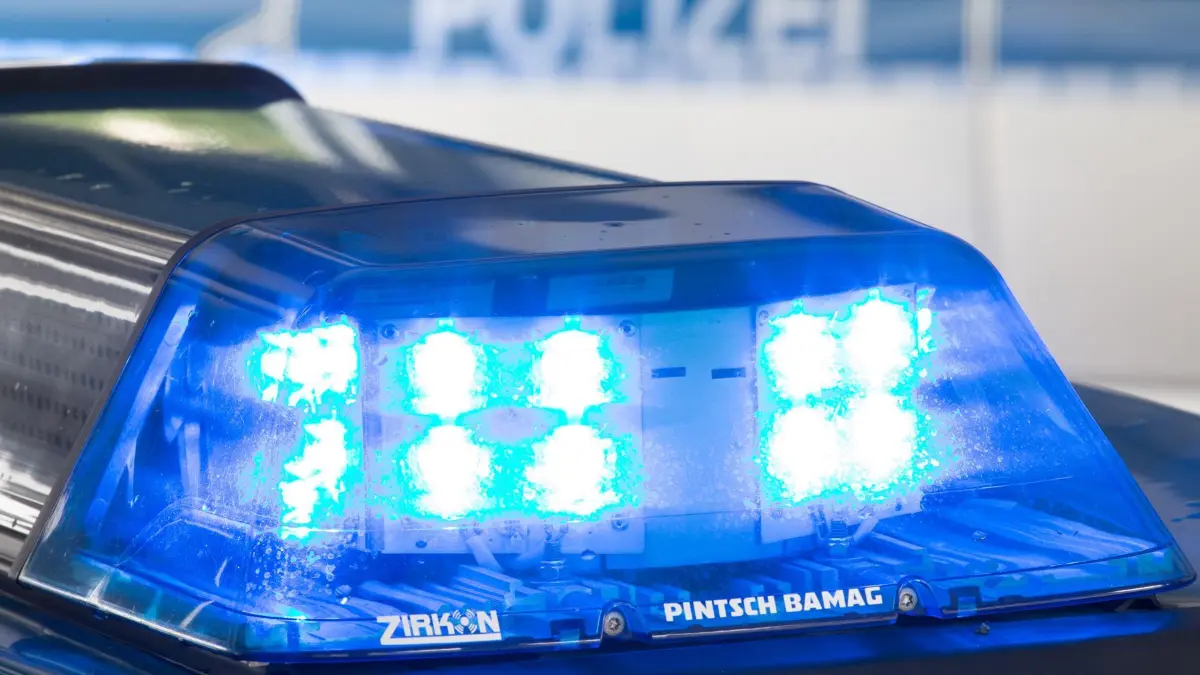 ARCHIV - 26.07.2015, Niedersachsen, Osnabrück: Eine Blaulich leuchtet am 27.07.2015 in Osnabrück (Niedersachsen) auf dem Dach eines Polizeiwagens. (zu dpa: «Pedelec-Fahrer stirbt nach Unfall in Leverkusen») Foto: Friso Gentsch/dpa +++ dpa-Bildfunk +++