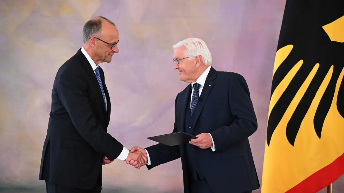 Regierungswechsel - Ernennung des Bundeskanzlers: 06.05.2025, Berlin: Bundespräsident Frank-Walter Steinmeier übergibt Bundeskanzler Friedrich Merz (CDU, l) im Schloss Bellevue die Ernennungsurkunde. Nach seiner Wahl durch den Deutschen Bundestag wurde Merz im Schloss Bellevue von Bundespräsident Frank-Walter Steinmeier zum Bundeskanzler ernannt und darauf folgend im Bundestag vereidigt. Foto: Bernd von Jutrczenka/dpa +++ dpa-Bildfunk +++