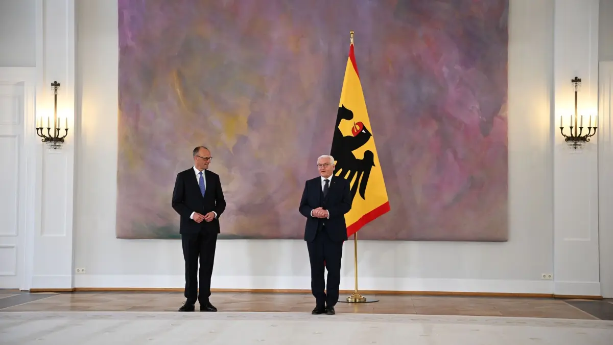 Regierungswechsel - Ernennung des Bundeskanzlers: 06.05.2025, Berlin: Bundespräsident Frank-Walter Steinmeier übergibt Bundeskanzler Friedrich Merz (CDU, l) im Schloss Bellevue die Ernennungsurkunde. Nach seiner Wahl durch den Deutschen Bundestag wurde Merz im Schloss Bellevue von Bundespräsident Frank-Walter Steinmeier zum Bundeskanzler ernannt und darauf folgend im Bundestag vereidigt. Foto: Bernd von Jutrczenka/dpa +++ dpa-Bildfunk +++