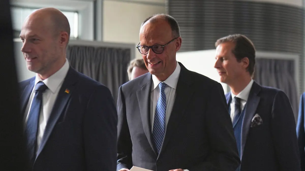 Bundestag - Kanzlerwahl: 06.05.2025, Berlin: Der designierte Bundeskanzler Friedrich Merz (CDU, M) gibt beim zweiten Wahlgang der Kanzlerwahl im Bundestag seinen Stimmzettel ab. Der designierte Bundeskanzler Merz war bei der Kanzlerwahl im Bundestag im ersten Wahlgang durchgefallen. Foto: Michael Kappeler/dpa +++ dpa-Bildfunk +++