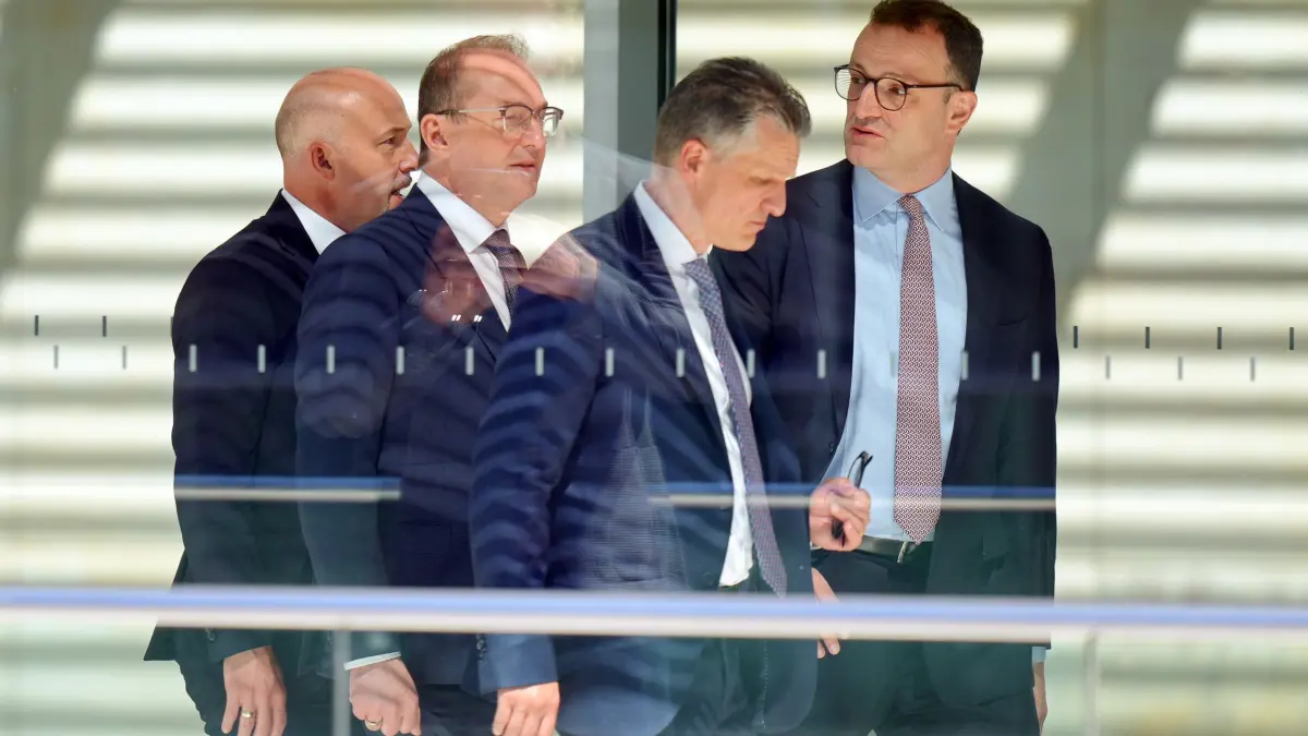 Bundestag - Kanzlerwahl: 06.05.2025, Berlin: Alexander Dobrindt (CSU, 2.v.l), designierter Innenminister, Thorsten Frei (CDU, 2.v.r), designierter Bundesminister für besondere Aufgaben und Chef des Bundeskanzleramtes, und Jens Spahn (CDU, r), Vorsitzender der CDU/CSU Bundestagsfraktion, beraten sich nach der Kanzlerwahl im Bundestag. Der designierte Bundeskanzler Merz ist bei der Kanzlerwahl im Bundestag im ersten Wahlgang durchgefallen. Foto: Michael Kappeler/dpa +++ dpa-Bildfunk +++