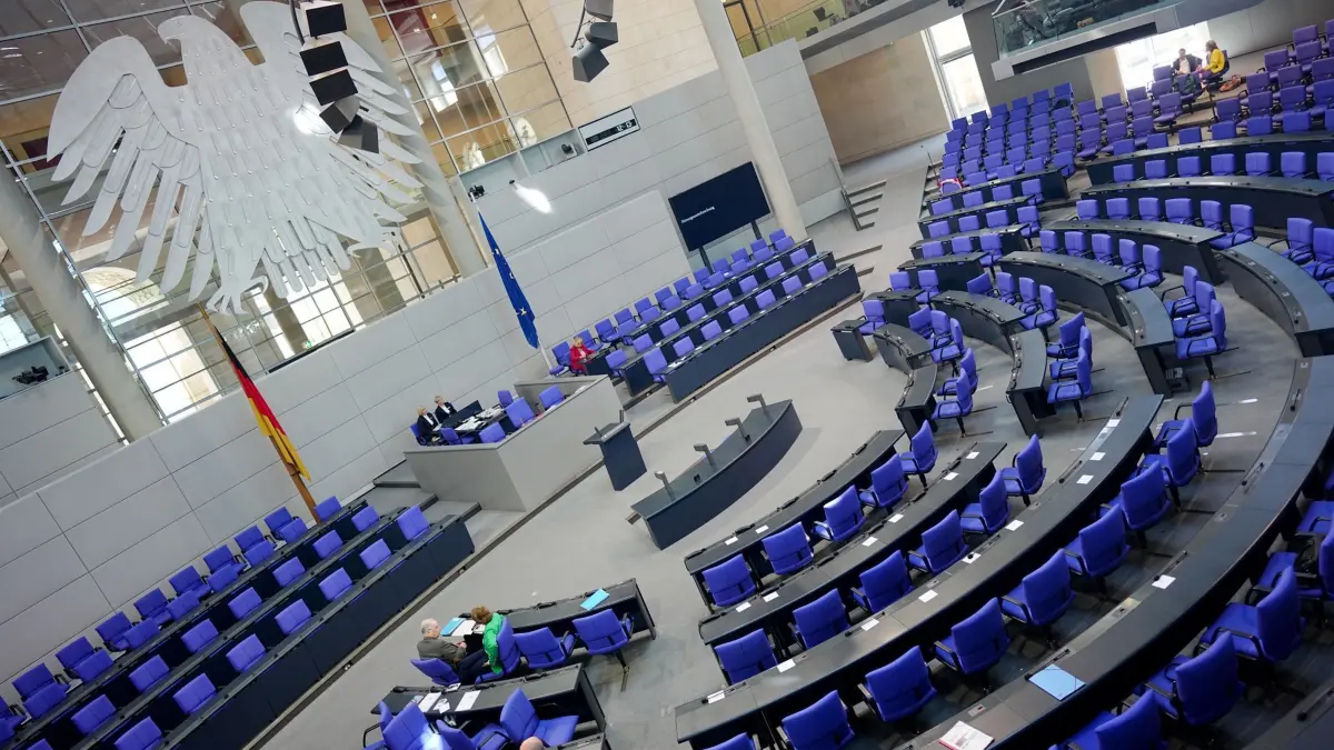 Bundestag - Kanzlerwahl: 06.05.2025, Berlin: Blick in den fast leeren Plenarsaalt im Bundestag, aufgenommen während der Unterbrechung der Kanzlerwahl. Der designierte Bundeskanzler Merz ist bei der Kanzlerwahl im Bundestag im ersten Wahlgang durchgefallen. Foto: Kay Nietfeld/dpa +++ dpa-Bildfunk +++
