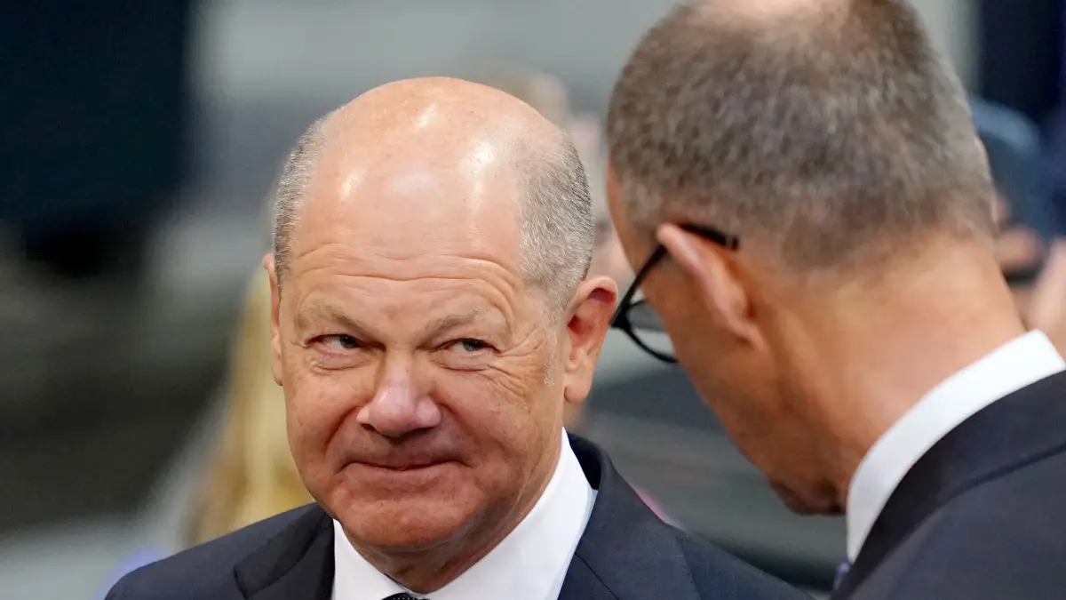 Bundestag - Kanzlerwahl: 06.05.2025, Berlin: Der designierte Bundeskanzler Friedrich Merz (CDU, r) spricht im Bundestag bei der Kanzlerwahl mit dem geschäftsführenden Bundeskanzler Olaf Scholz (SPD). Merz ist bei der Kanzlerwahl im Bundestag im ersten Wahlgang durchgefallen. Foto: Kay Nietfeld/dpa +++ dpa-Bildfunk +++