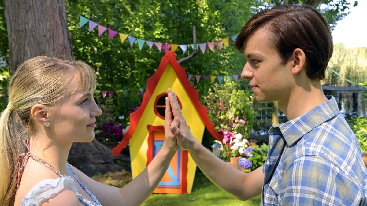 Als Jugendliche hatten Hanna (Louise Sophie Arnold) und Paul (Victor Maria Diderich) eine traumhafte, aber kurze Beziehung.