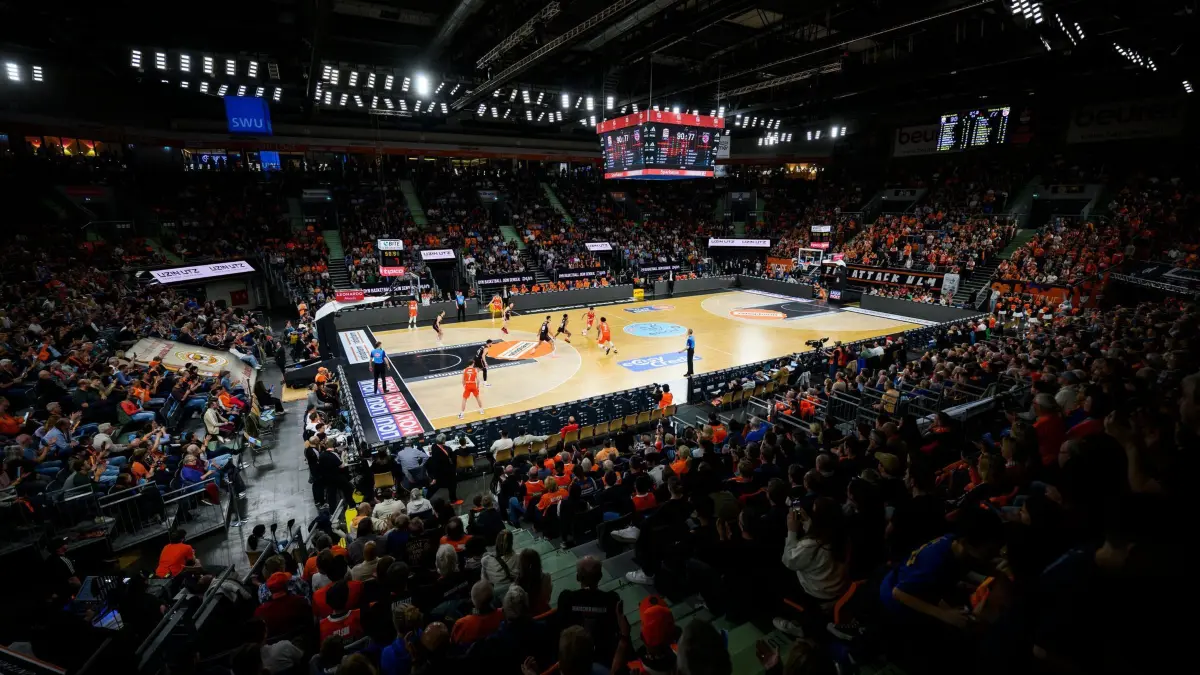 ratiopharm Ulm - Bamberg Baskets: 08.05.2025, Bayern, Neu-Ulm: Basketball: Bundesliga, ratiopharm Ulm - Bamberg Baskets, Hauptrunde, 33. Spieltag, ratiopharm arena. Übersicht der ratiopharm Arena während des Spiels. Foto: Tom Weller/dpa +++ dpa-Bildfunk +++