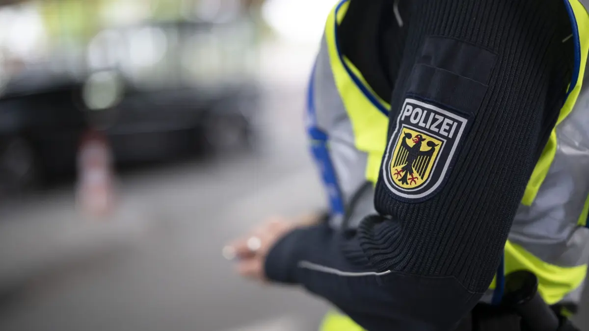 Deutschland verschärft Grenzkontrollen: 09.05.2025, Schweiz, Kreuzlingen: Logo der deutschen Bundespolizei, aufgenommen am Zollamt Konstanz-Autobahn an der Grenze zwischen Kreuzlingen in der Schweiz und Konstanz in Deutschland. Die neue Bundesregierung will mit zusätzlichen Grenzkontrollen und Zurückweisungen von Asylbewerbern gegen unerwünschte Migration vorgehen. Foto: Gian Ehrenzeller/KEYSTONE/dpa +++ dpa-Bildfunk +++