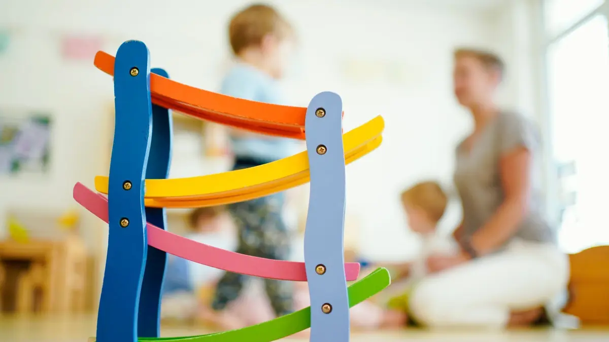Erzieherin spielt mit Kindern: ARCHIV - Wer selbstständig als Tagesmutter oder Erzieher arbeitet, muss Beiträge in die gesetzliche Rentenversicherung einzahlen. (zu dpa: «Tagesmütter: Trotz Selbstständigkeit versicherungspflichtig») Foto: Uwe Anspach/dpa/dpa-tmn - Honorarfrei nur für Bezieher des dpa-Themendienstes +++ dpa-Themendienst +++