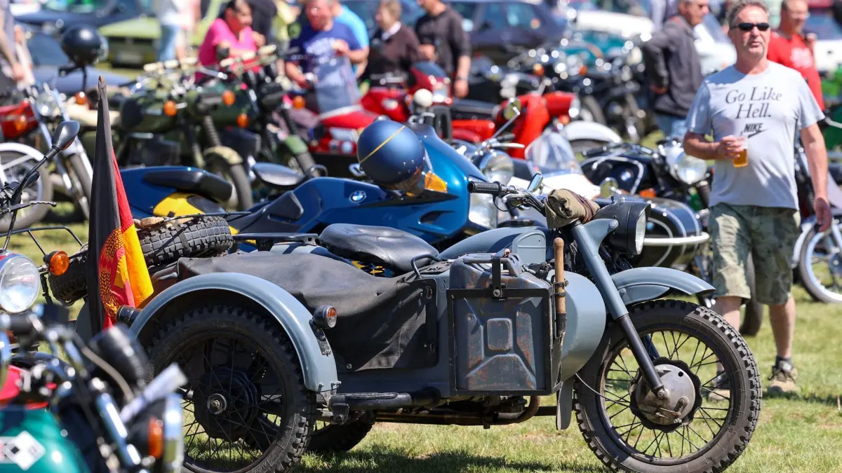15. Magdeburger Oldtimertag: 10.05.2025, Sachsen-Anhalt, Magdeburg: Ein Ural Motorrad mit Seitenwagen aus dem Jahr 1992 steht auf der Festwiese. Hunderte Fahrzeuge und Motorräder werden beim 15. Magdeburger Oldtimertag im Elbauenpark Magdeburg präsentiert. Zugelassen ist jedes Fahrzeug, das ein Alter von 30 Jahren überschritten und damit das offizielle Oldtimer-Alter erreicht hat. Foto: Peter Gercke/dpa-Zentralbild/dpa - Honorarfrei nur für Bezieher des Dienstes ZB-Funkregio Ost +++ ZB-FUNKREGIO OST +++