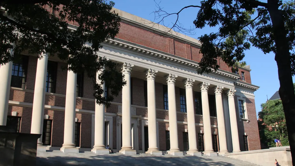 ARCHIV - 14.07.2020, USA, Cambridge (u.S.): Der Campus der Harvard-Universität in Cambridge in Massachusetts. (zu dpa: «Trump-Regierung erhöht finanziellen Druck auf Harvard») Foto: --/Xinhua/dpa +++ dpa-Bildfunk +++