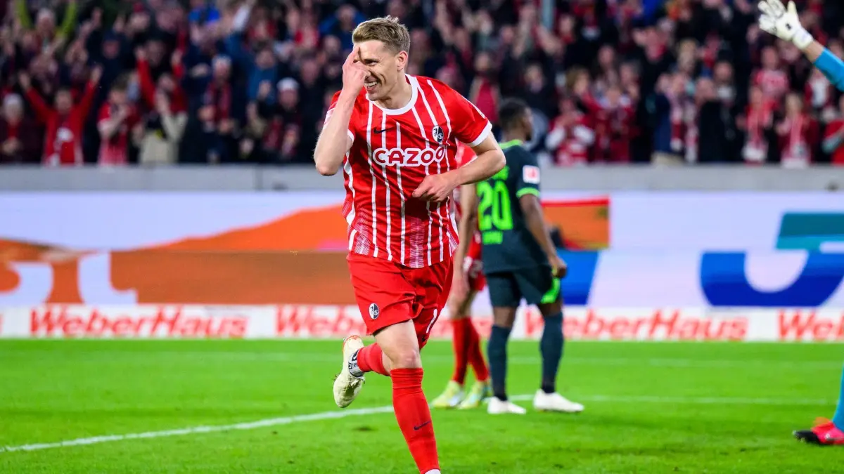 Nils Petersen: ARCHIV - 18.05.2023, Baden-Württemberg, Freiburg im Breisgau: Fußball: Bundesliga, SC Freiburg - VfL Wolfsburg, 33. Spieltag, Europa-Park Stadion. Freiburgs Nils Petersen jubelt nach seinem Tor, welches nach Videobeweis zurückgenommen wurde. Der Ex-Nationalspieler bringt nach seinem Karriereende ein Buch auf den Markt. (zu dpa: ««Alles möglich»: Petersen traut SC Freiburg Königsklasse zu») Foto: Tom Weller/dpa +++ dpa-Bildfunk +++