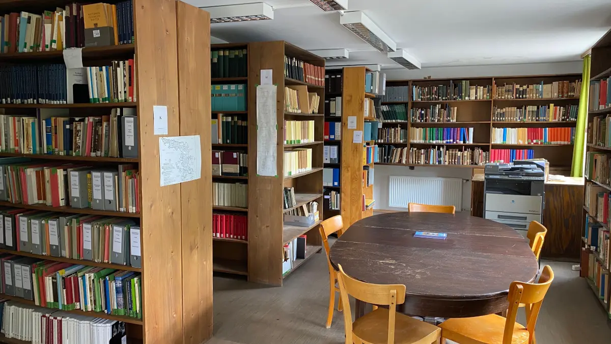 Mittwochnachmittags bleibt dieser Tisch nie leer: Im Lesesaal der Hohenzollerischen Heimatbücherei gibt es stets ein Stelldichein von Menschen, die aus unterschiedlichsten Gründen Heimatforschung betreiben.