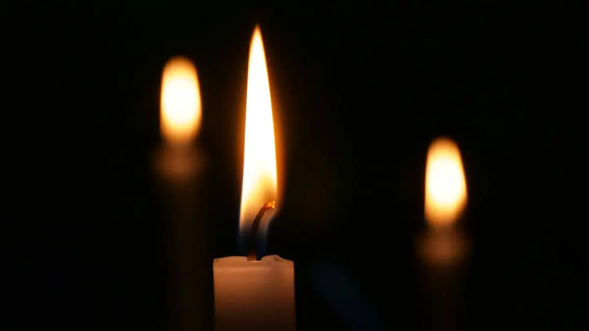 Kerzen im Kirche Symbolfoto fuer Trauer in Zeiten von COVID-19 und Krieg in der Ukraine Trauer in Zeiten von Corona. *** Candles in church symbol photo for mourning in times of COVID 19 and war in Ukraine mourning in times of Corona