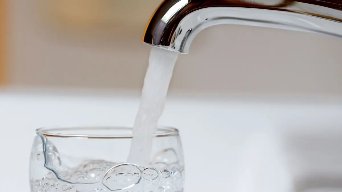 Wasser: ARCHIV - 28.07.2016, Nordrhein-Westfalen, Mülheim: Wasser läuft aus einem Wasserhahn in ein Wasserglas. (zu dpa: «Umfrage: Trinkwasserangebot trotz Trockenheit gesichert») Foto: Roland Weihrauch/dpa +++ dpa-Bildfunk +++
