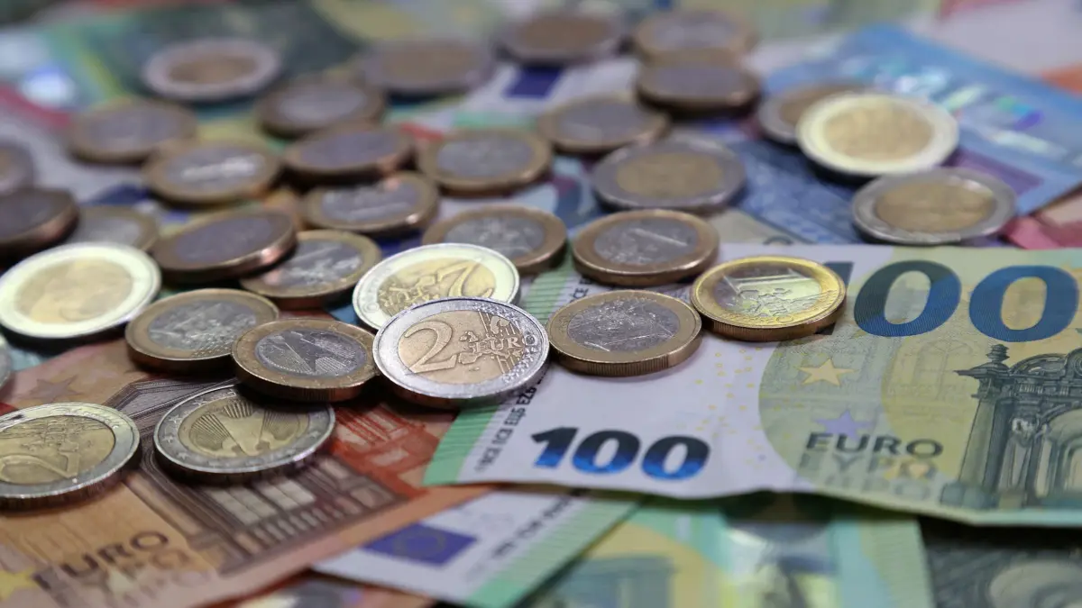 ILLUSTRATION - 15.05.2024, Bayern, Kaufbeuren: ILLUSTRATION Verschiedene Euro-Banknoten und Euro-Münzen liegen auf einem Tisch.
Normalerweise liegt das Geld bei den Menschen nicht auf dem Tisch, sondern auf dem Konto. (zu dpa: «Klingbeil präsentiert Ergebnis der Steuerschätzung») Foto: Karl-Josef Hildenbrand/dpa +++ dpa-Bildfunk +++