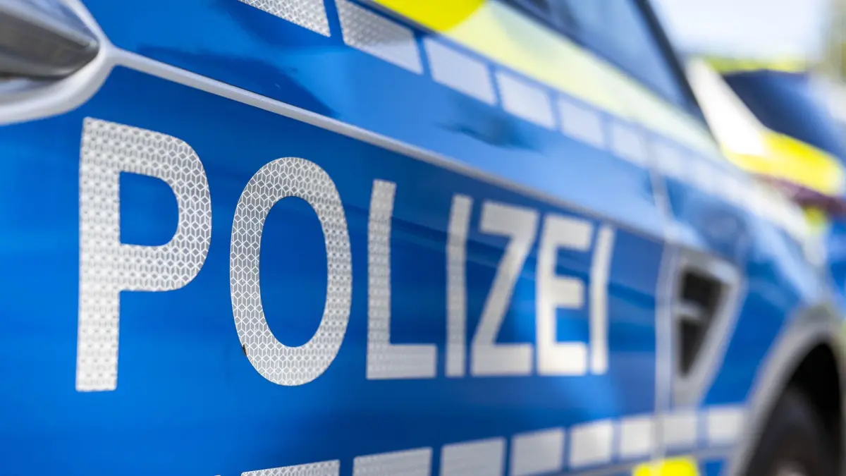 ILLUSTRATION - 28.09.2021, Nordrhein-Westfalen, Gütersloh: An der Tür von einem Streifenwagen steht der Schriftzug «Polizei». (zu dpa: «38-Jähriger zeigt Hitlergruß auf dem Potsdamer Platz») Foto: David Inderlied/dpa +++ dpa-Bildfunk +++