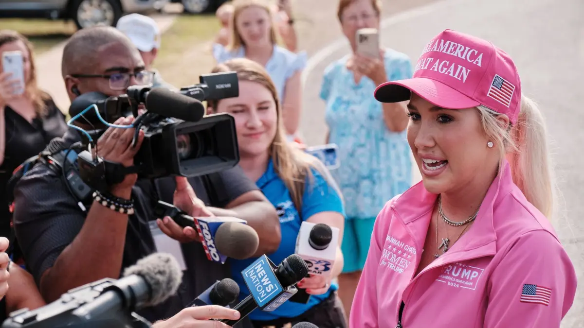 US-Präsident Trump begnadigt Reality-TV-Stars: 28.05.2025, USA, Pensacola: Savannah Chrisley, Tochter des Reality-TV-Stars Todd Chrisley, spricht vor dem US-Bundesgefängnis in Pensacola, Florida. Foto: Dan Anderson/AP/dpa +++ dpa-Bildfunk +++