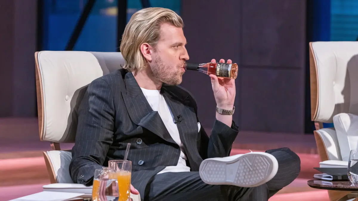 Investor Tillman Schulz unterzieht Weinfly direkt dem Geschmackstest.