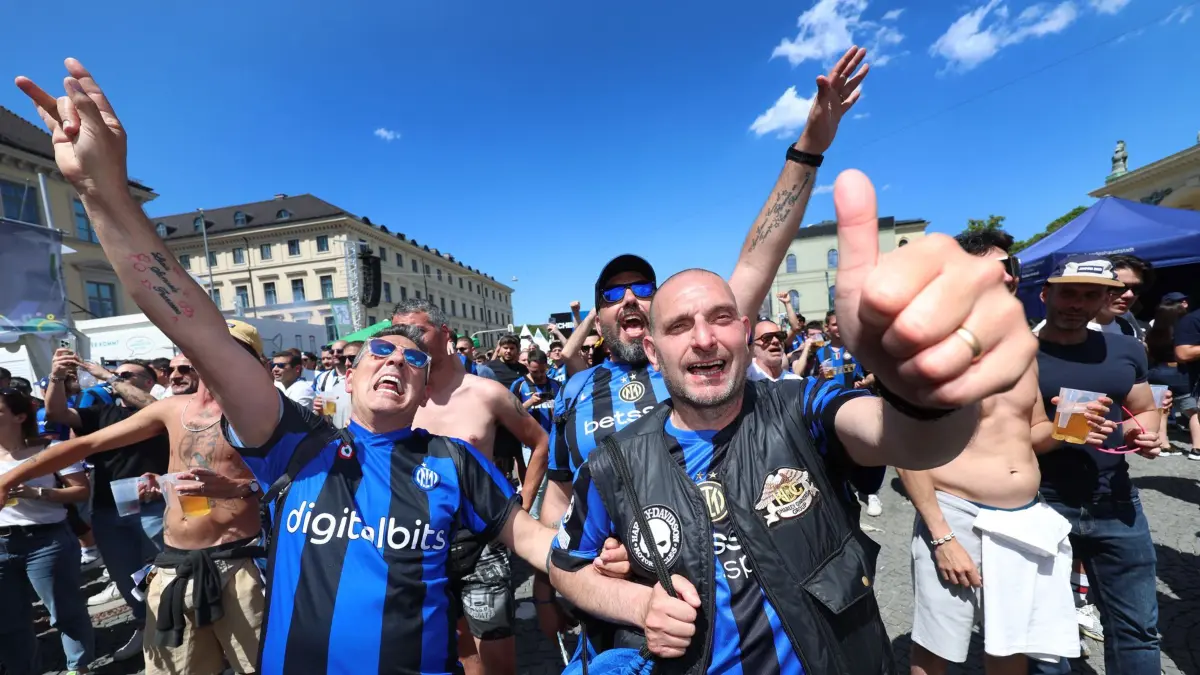 dpatopbilder - 31.05.2025, Bayern, München: Fußball: Champions League, Paris Saint-Germain - Inter Mailand, K.o.-Runde, Finale. Fans von Inter Mailand feiern dem Odeonsplatz. Foto: Karl-Josef Hildenbrand/dpa +++ dpa-Bildfunk +++