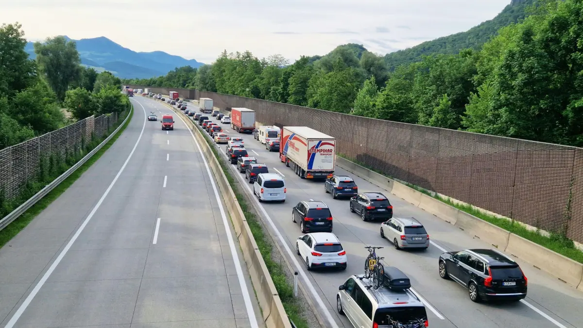 07.06.2025, Österreich, Salzburg: Auf der Tauernautobahn A10 bei Glanegg staut sich der Pfingtreiseverkehr. Foto: Bernhard Niederhauser/APA/dpa +++ dpa-Bildfunk +++