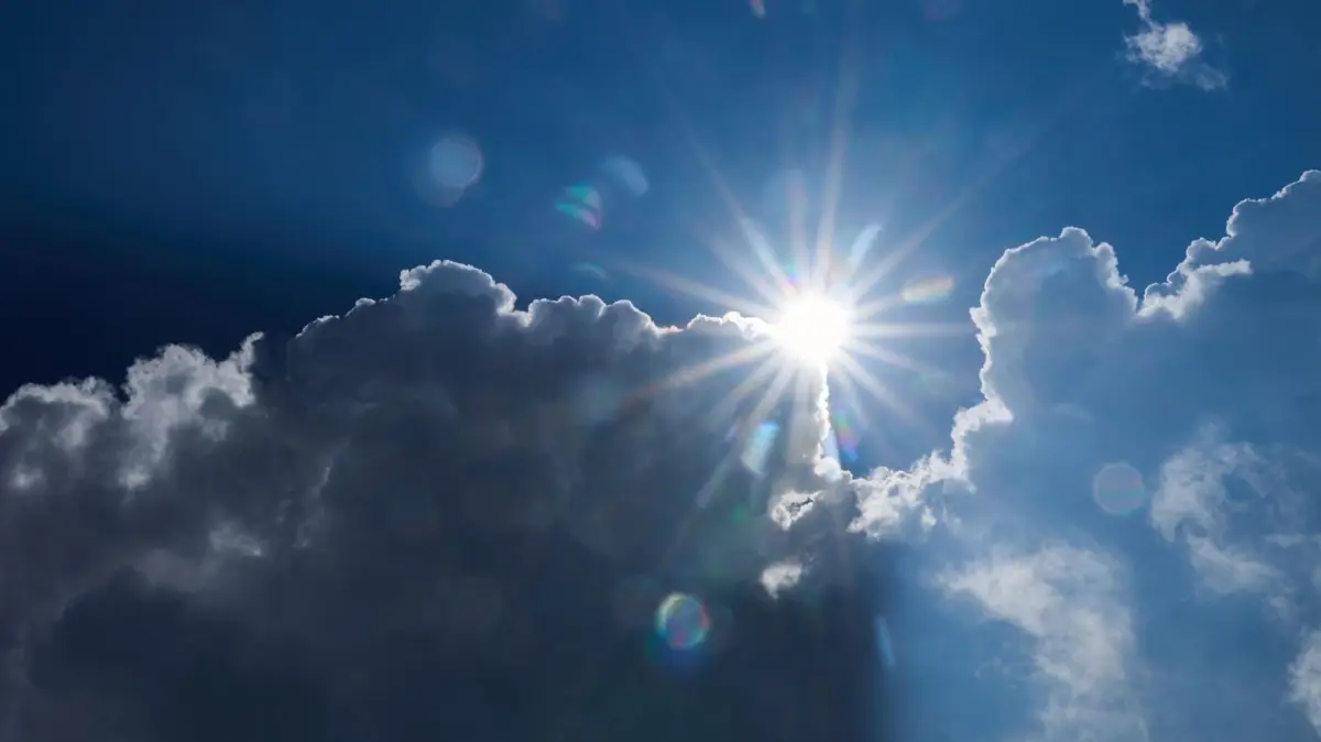 ARCHIV - 11.07.2024, Berlin: Die Sonne scheint am Rand von dunklen Wolken. (zu dpa: «Ab Pfingstmontag trockenes Wetter in Hessen») Foto: Annette Riedl/dpa +++ dpa-Bildfunk +++