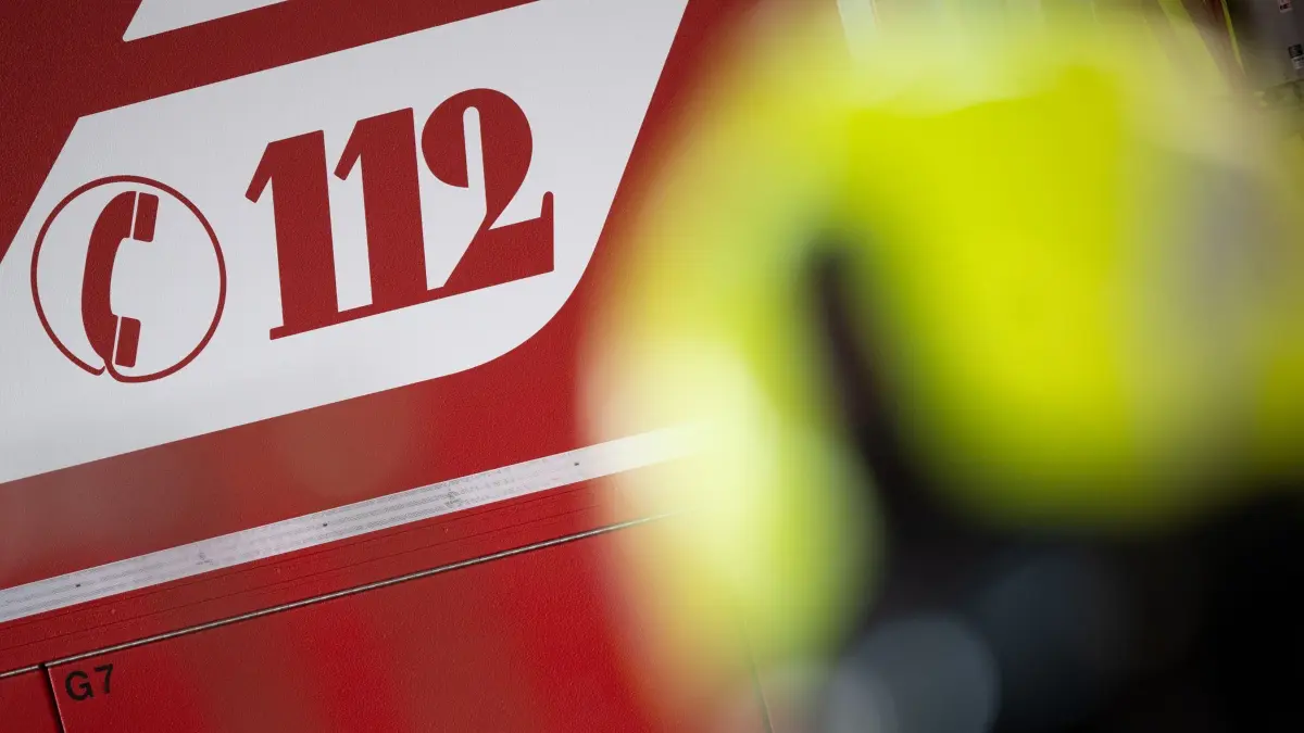 112: ARCHIV - 30.01.2024, Brandenburg, Potsdam: «112» steht auf einem Einsatzwagen der Feuerwehr. (zu dpa: «Kellerbrand mit vier Verletzten - Verdacht auf Brandstiftung») Foto: Sebastian Gollnow/dpa +++ dpa-Bildfunk +++