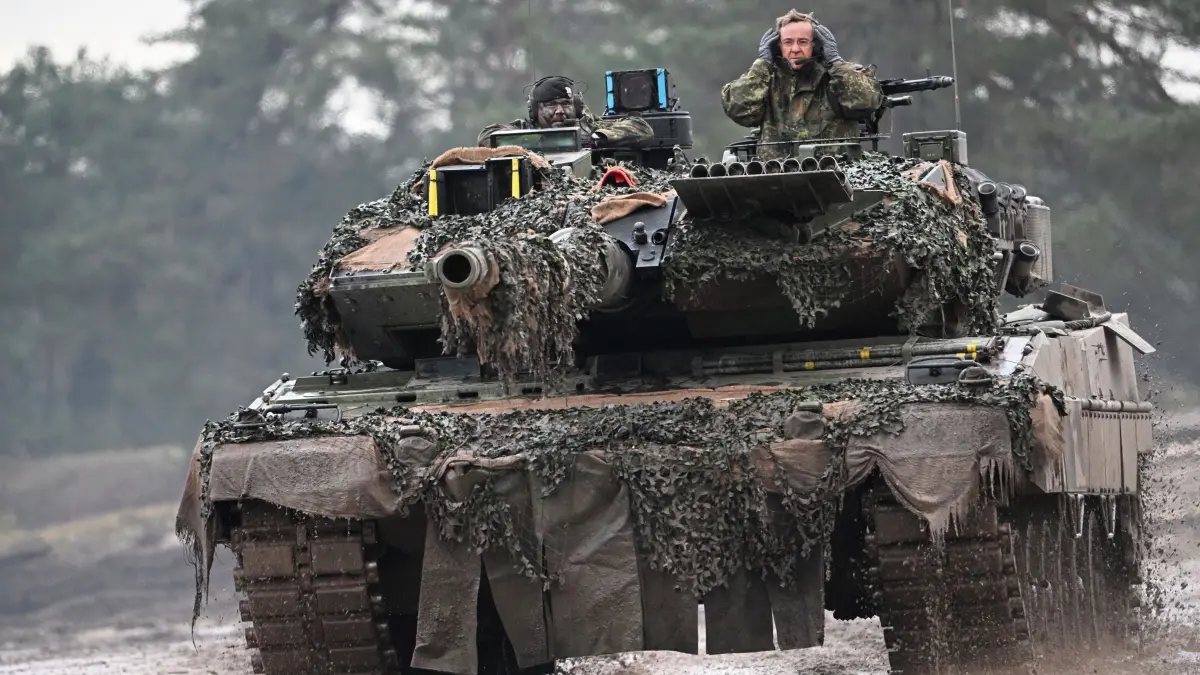Verteidigungsminister Pistorius beim Panzerbataillon 203: ARCHIV - 01.02.2023, Nordrhein-Westfalen, Augustdorf: Boris Pistorius (SPD), Verteidigungsminister, steht während einer Präsentation im Turm eines Leopard 2A6. Nach der Entscheidung der Bundesregierung zur Lieferung von 14 Leopard-2-Panzern an die Ukraine will sich der Minister über die Leistungsfähigkeit des Waffensystems informieren. (zu dpa: «Rückkehr zur Wehrpflicht? Union für Vorbereitungen») Foto: Federico Gambarini/dpa +++ dpa-Bildfunk +++