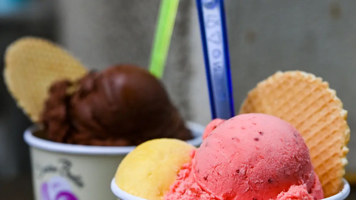 Eisbecher mit Kugeln verschiedener Sorten Eis: ARCHIV - Kältereiz kann Husten auslösen: Beim Eisessen reagieren Nerven und Gefäße besonders sensibel. Foto: Jens Kalaene/dpa-mag - Honorarfrei nur für Bezieher des Dienstes dpa-Magazin +++ dpa-Magazin +++