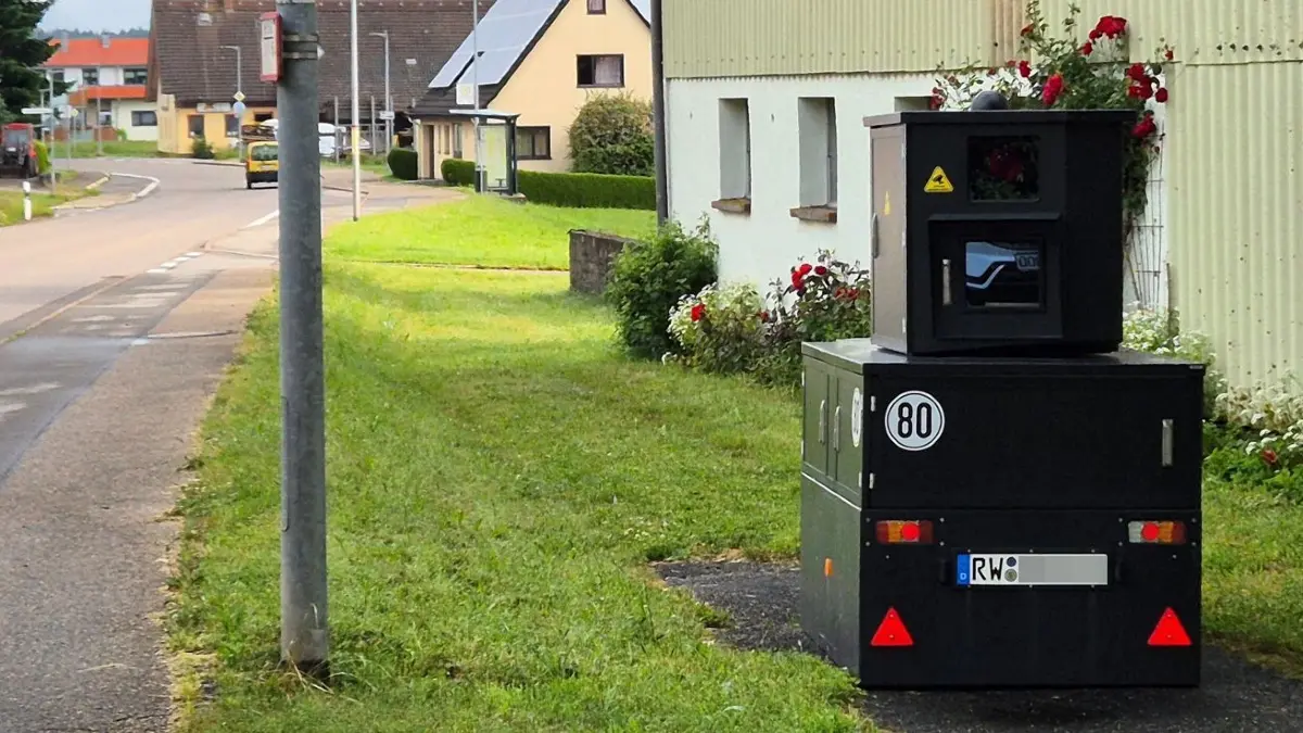 Der mobile Blitzer des Landkreises Rottweil in der Sulgener Straße in Aichhalden.
